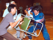 不審者対応　いすを使った訓練